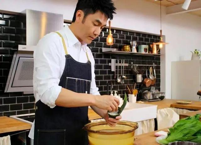 中秋晚会：同样一首歌，把林依轮和胡先煦放到一起，差距就出来了