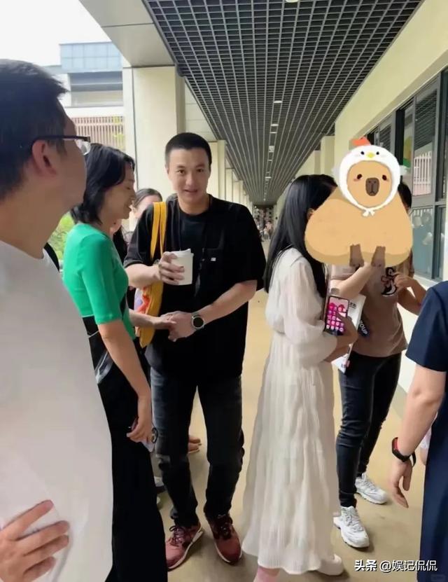 朱丹一家四口露营玩水，全家淋成落汤鸡，周一围大玩浪漫背老婆！