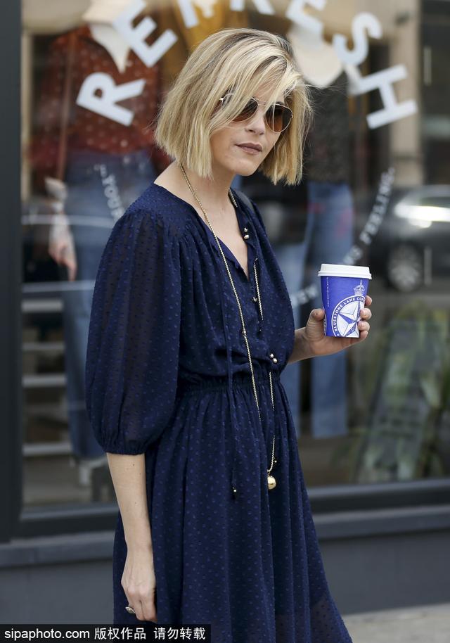 塞尔玛素颜出街 抵挡不住霸气造型!