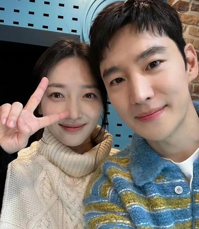 《模范出租车3》即将开拍，李帝勋表艺珍合照更新，也太好嗑了吧