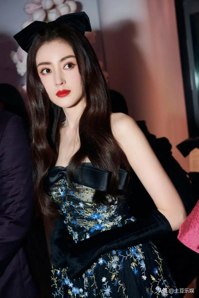 深藏不露!张天爱黑丝渔网袜加性感身材,太辣了!