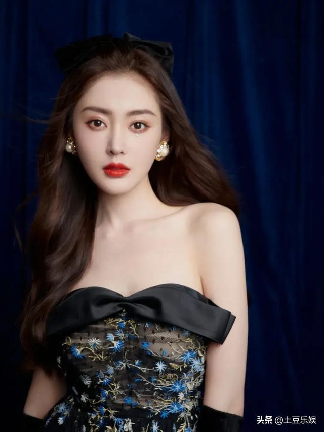 深藏不露!张天爱黑丝渔网袜加性感身材,太辣了!