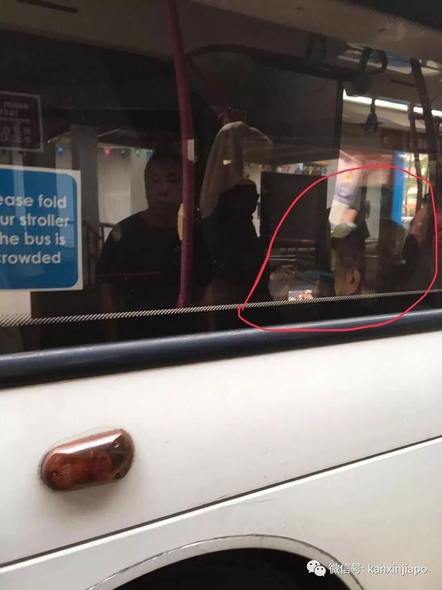 超重口,金表大叔在新加坡地铁上看露点黄片