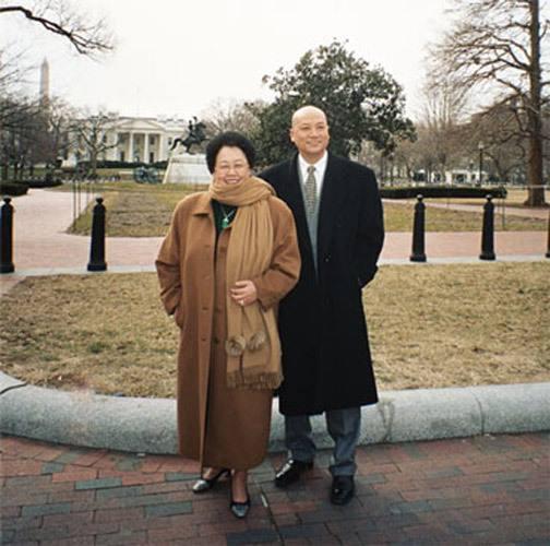 唐僧迟重瑞:娶大11岁富婆却被继子无视,结婚31年从不叫老婆