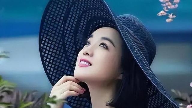 歌手白雪：38岁离婚，独自养子，却在44岁嫁下8岁的老公