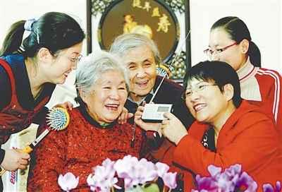 伺候老人一年，不如小儿子回来卖个萌，过春节“远香近臭”真相了