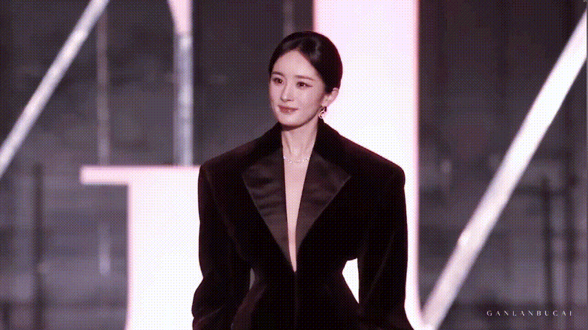 1米78奚梦瑶走秀，跟1米73何猷君同框，把人情世故体现得淋漓尽致