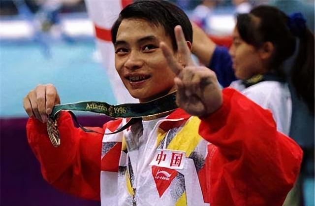 体操兄弟成世界冠军，退役后娶美貌妻子，如今身价上亿没有孩子