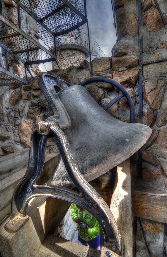 一句玩笑，美国少年用半个世纪，给自己造了一座奇幻城堡!