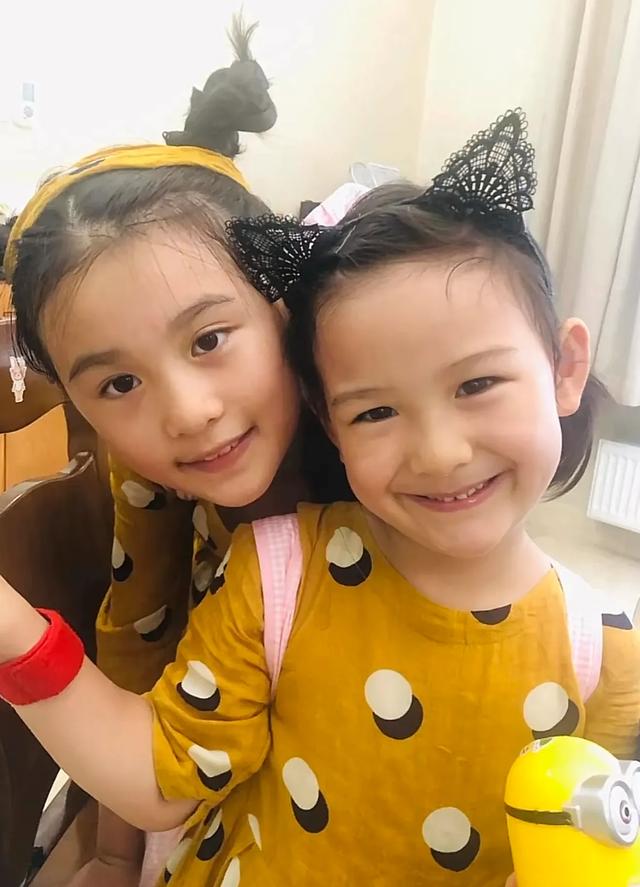 湖南“省脸”魏哲浩为长女庆生，46岁白发抢镜，14岁彤彤身高173