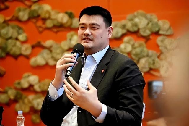 姚明与妻子叶莉近况：42岁叶莉韵味十足，13岁女儿身高到姚明胸口