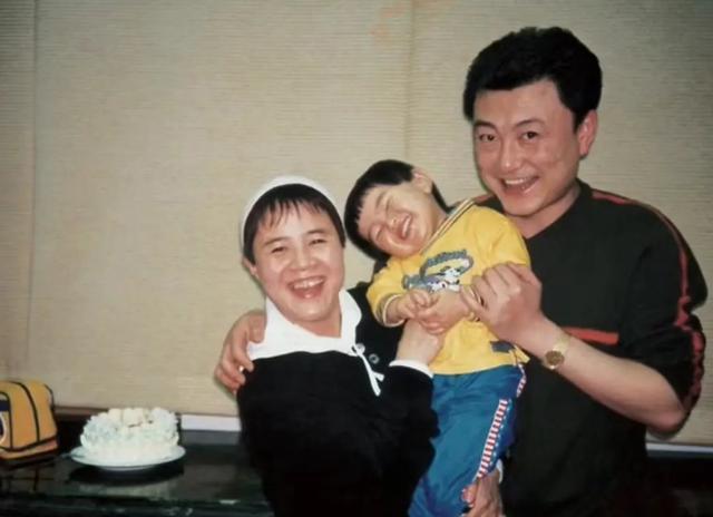 58 岁金龟子生日,老公王宁罕见出镜,夫妻穿搭风格看起来像隔辈