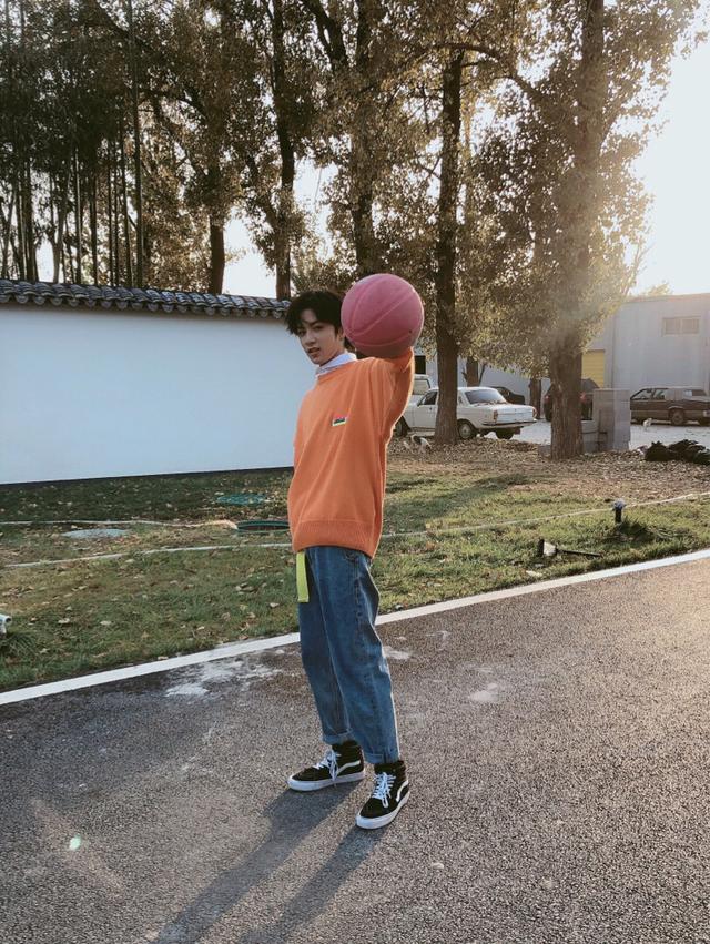 14岁校草刘耀文，183cm的腿长是真实的吗？钢铁直男却有超强穿搭