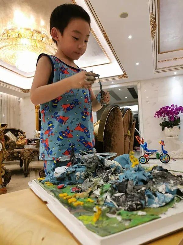 港姐携子改嫁入豪门，住6亿豪宅成赌王三太邻居，花园大到能踢球