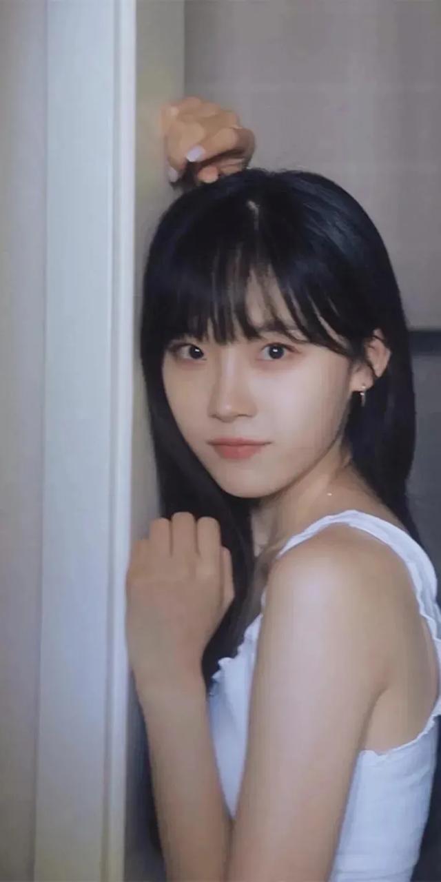 卢洋洋:颜值爆表,笑靥倾城,身材勾勒梦幻轮廓,解锁魅力新维度