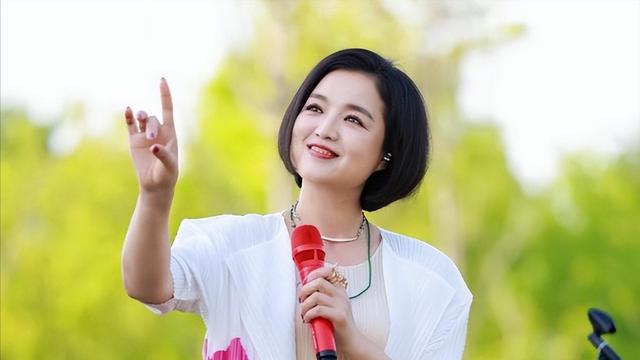 歌手白雪：38岁离婚，独自养子，却在44岁嫁下8岁的老公