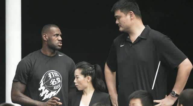 不看照片不知道，姚明身材有多恐怖！奥尼尔在旁边也小鸟依人