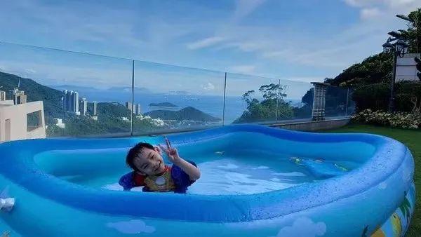 港姐携子改嫁入豪门，住6亿豪宅成赌王三太邻居，花园大到能踢球