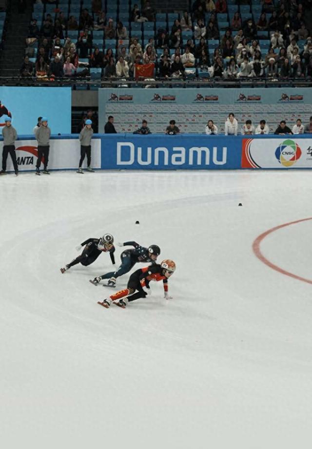 Chinese Team Clinches Gold in Mixed Relay at Short Track Speed Skating World Cup Beijing