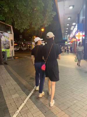 情侣逛街(暗戳戳撒狗粮奚梦瑶何猷君同戴情侣帽逛街被偶遇)