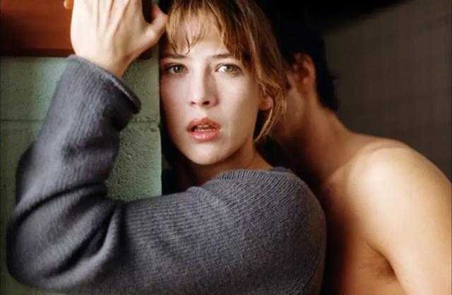 苏菲·玛索从初吻里展现的一眼如沐春风，到52岁时神秘曼妙，令人领略女性之美的至高境界