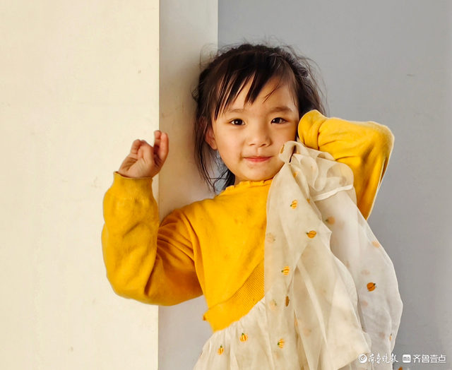 活泼可爱的小女孩