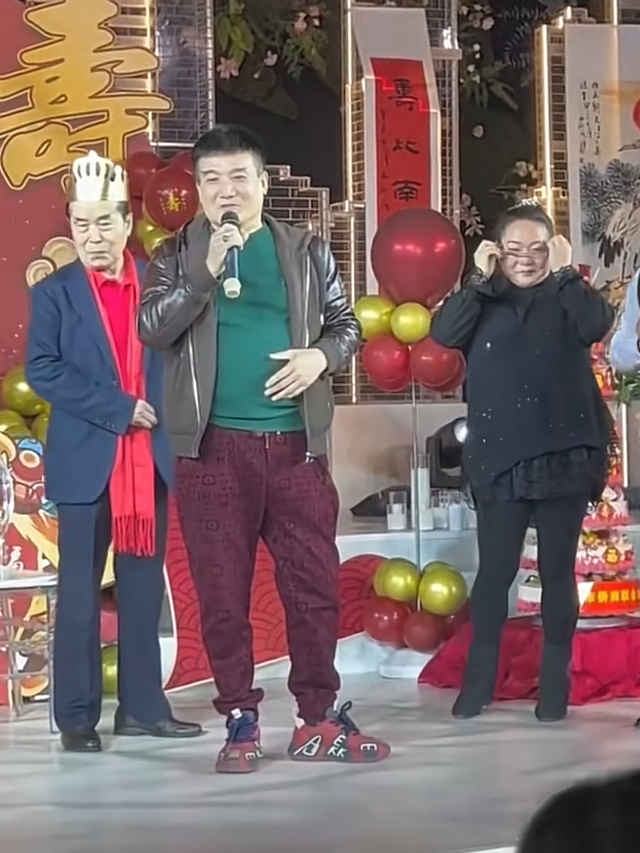 何庆魁儿子为77岁的父亲办八十大寿，魏三台上发火，寿宴成笑话！