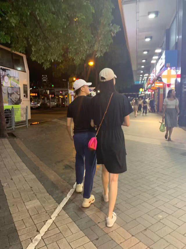 暗戳戳撒狗粮!奚梦瑶何猷君同戴情侣帽逛街被偶遇