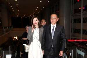 李嘉欣老公(李嘉欣与老公许晋亨十指相扣亮相，笑容满面但脸有点僵)