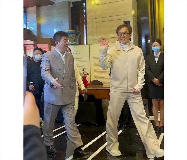 68岁成龙要定居内地？坐私人飞机现身杭州，豪掷4000万买下江景房