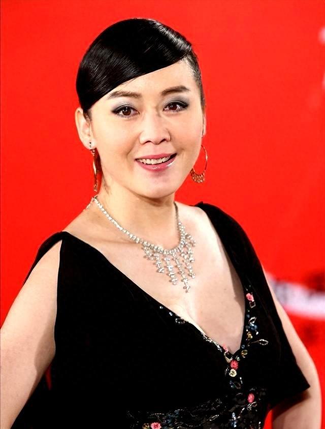 51岁女演员李琳:被前夫一巴掌扇到离婚,二婚嫁给世界冠军很幸福