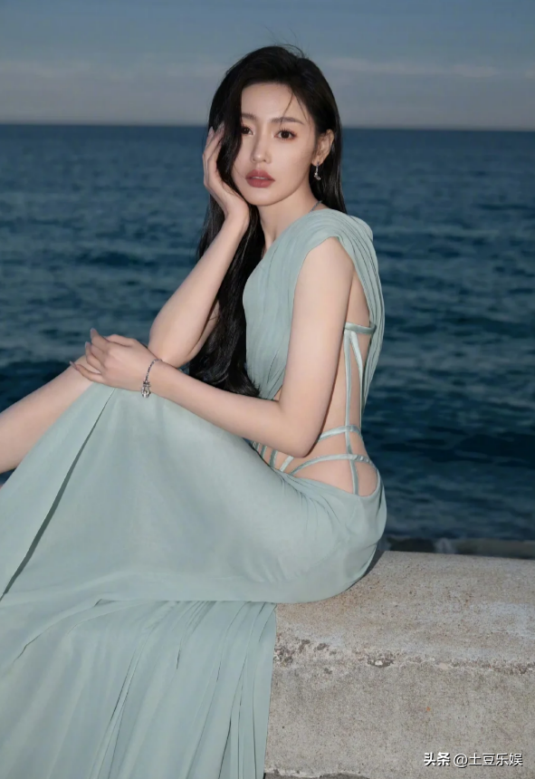 深藏不露!张天爱黑丝渔网袜加性感身材,太辣了!