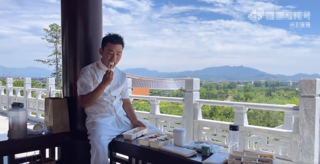 40岁王宝强罕晒近况，凉亭内吃盒饭姿势霸气，满面愁容大口啃馒头