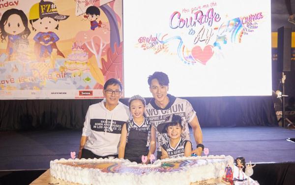 吴尊生日晒合照,73岁的吴尊爸爸出镜!颜值不输40岁吴尊