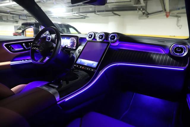 奔驰GLC:奔驰7座SUV优惠15万!内饰氛围感拉满,轴距2977mm!