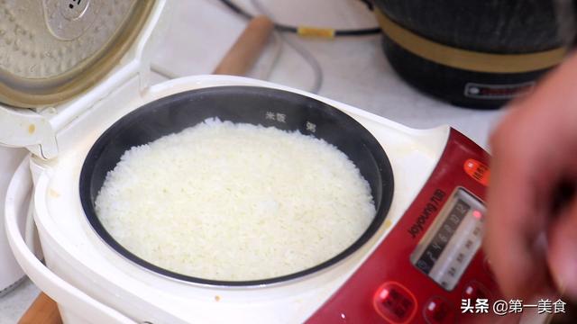 这才是蛋炒饭的地道做法，色泽金黄，粒粒分明，烹饪简单有食欲