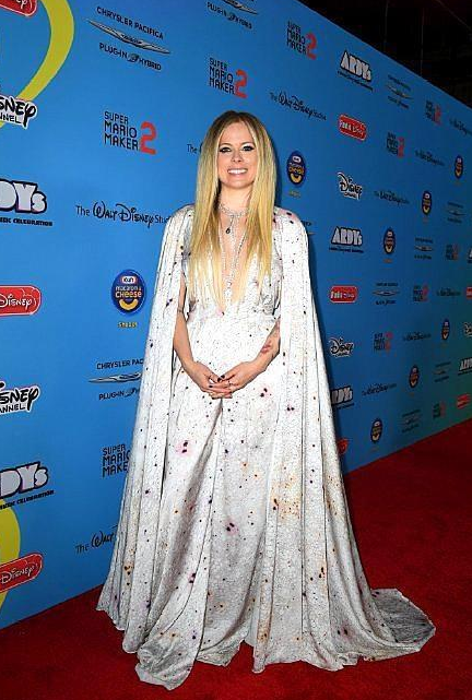 消失10年的叛逆少女，艾薇儿盛装闪耀回归！造型性感好似“艳母”