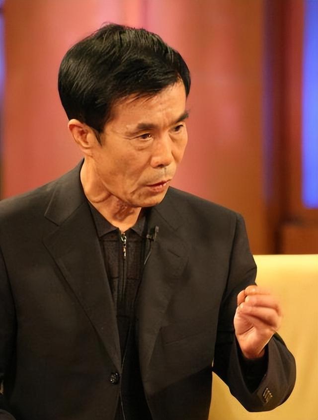 何庆魁儿子为77岁的父亲办八十大寿，魏三台上发火，寿宴成笑话！