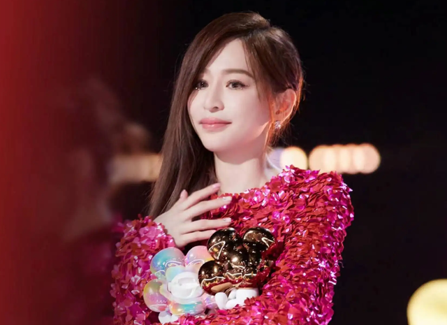 王心凌蓝蔚文疑似同居,男方开450万豪车夜出香闺,是豪门副总裁