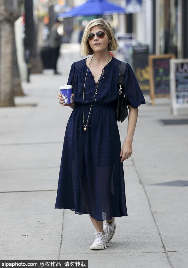 塞尔玛素颜出街 抵挡不住霸气造型!