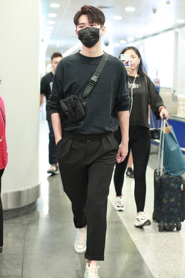 熊梓淇一袭黑色现身机场,面带口罩也遮不住发福的脸,胖了也帅气