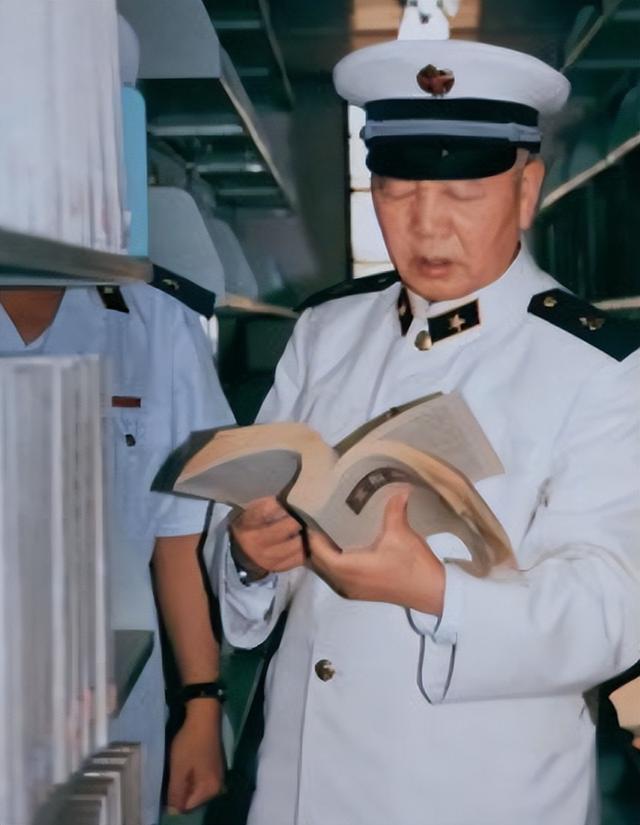 1983年，刘华清司令员推荐邓树琪整顿海军，邓公批示同意