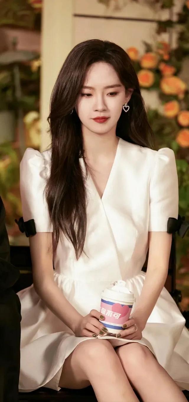 卢洋洋:颜值爆表,笑靥倾城,身材勾勒梦幻轮廓,解锁魅力新维度