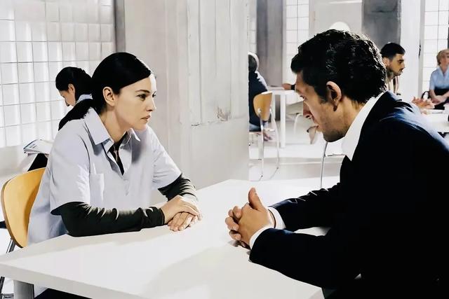 女子监狱片,很“黄暴”!这6部惊悚片,绝美中透着一股诱惑