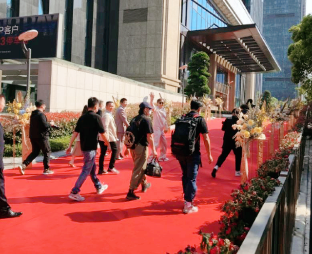 68岁成龙要定居内地？坐私人飞机现身杭州，豪掷4000万买下江景房