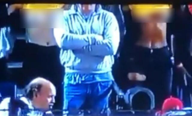 美国职业棒球赛正进行,3名女模特突然脱衣露胸…