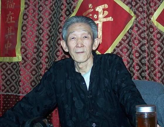 他给马三立当捧哏却未曾大火，师弟学生和徒弟那是相当不错