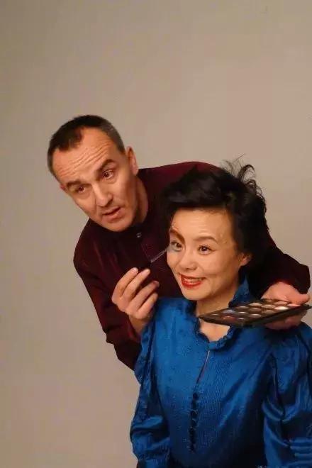 莫名爆红的龚琳娜：外籍老公把她当宝，9岁混血儿子为她贴心做饭