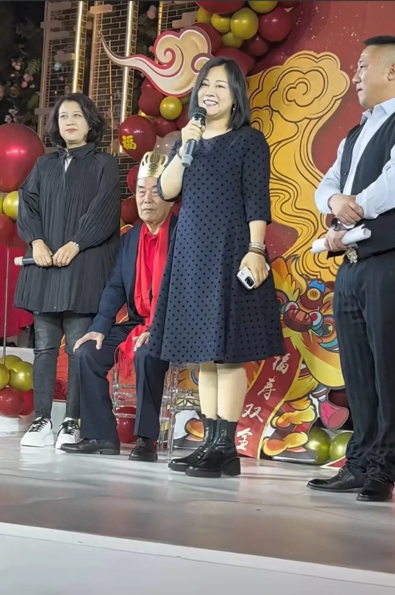 何庆魁儿子为77岁的父亲办八十大寿，魏三台上发火，寿宴成笑话！