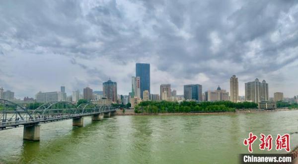 兰州夏日黄河现“青”颜：居民感叹“意料之外，情理之中”